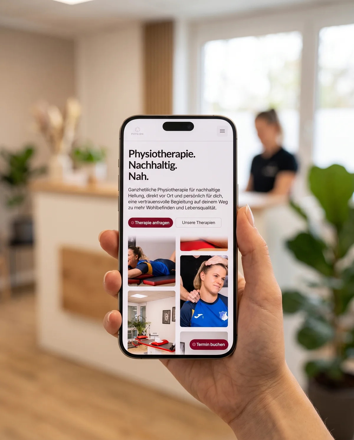 Die neue Physion-Website auf einem iPhone, gehalten am Empfang der Praxis