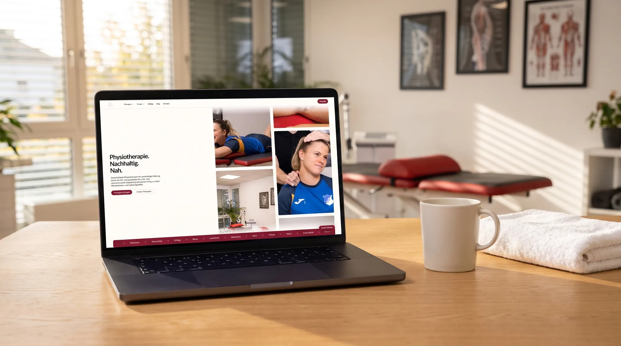 Die neue Physion-Website auf einem MacBook Pro in einem Behandlungsraum der Praxis