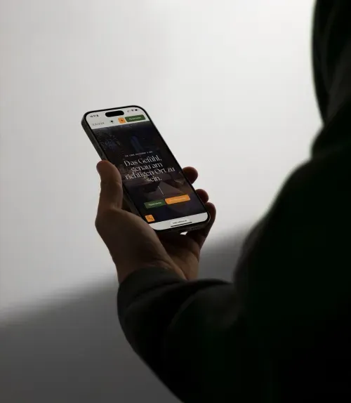 Zur Linde on a phone